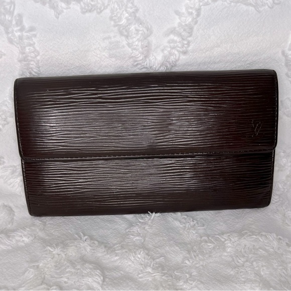LOUIS VUITTON • EPI LEATHER • SARAH WALLET - Picture 1 of 10